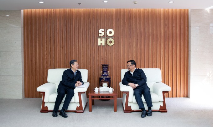 王正喜董事长会见了考察团,介绍了集团主营业务发展情况,朱涛市长介绍