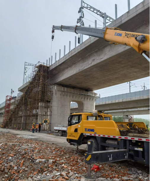 重点工程进行时铁路宁盐联络线全线140根接触网支柱组立全部完成