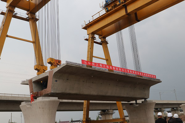 重点工程进行时南沿江城际铁路白茆河特大桥首榀箱梁架设完成
